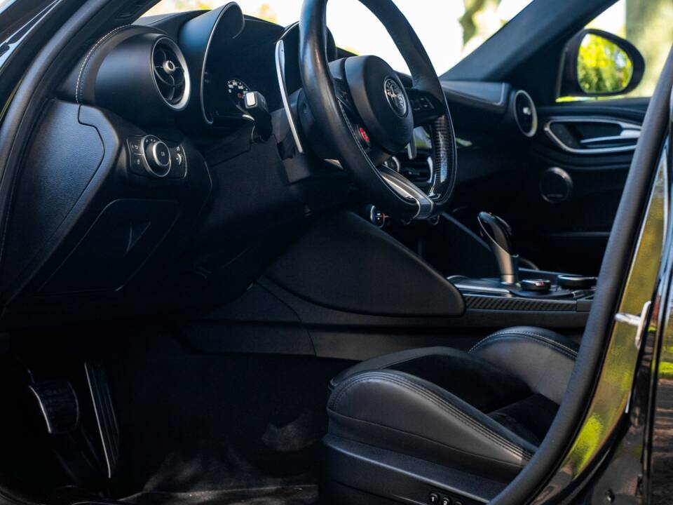 Image 8/24 de Alfa Romeo Giulia Quadrifoglio (2018)