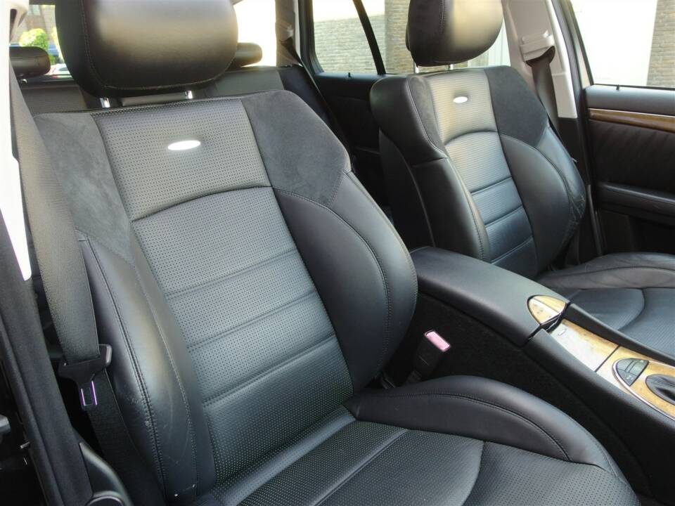 Image 40/98 of Mercedes-Benz E 63 AMG T (2008)