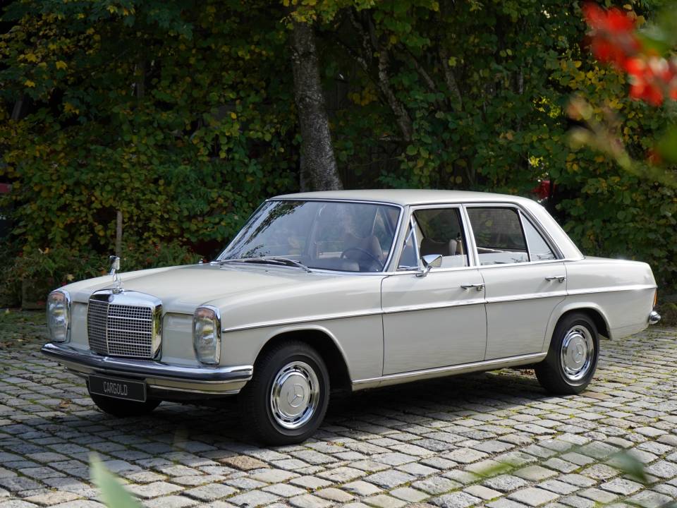 Image 3/34 of Mercedes-Benz 230 (1969)