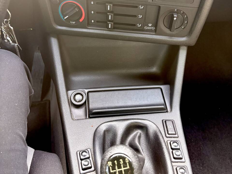 Immagine 31/75 di BMW 320i (1988)