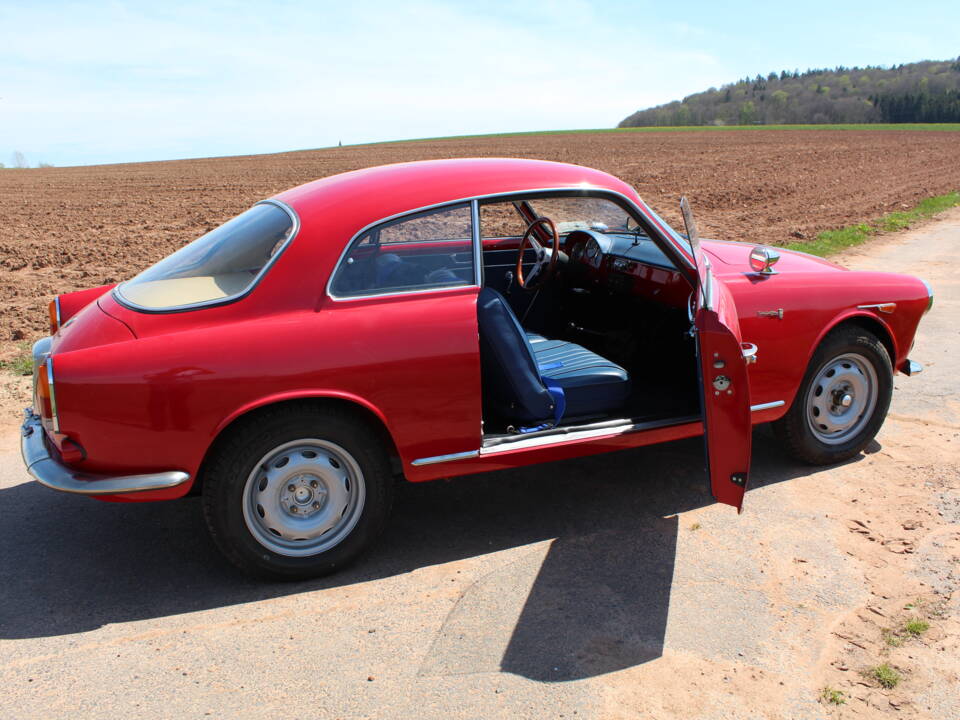 Image 1/23 of Alfa Romeo Giulietta Sprint 1300 (1964)