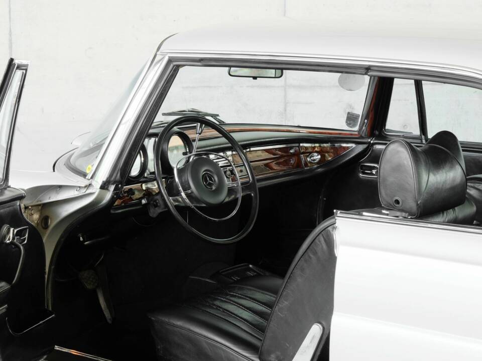 Image 16/49 de Mercedes-Benz 280 SE (1970)