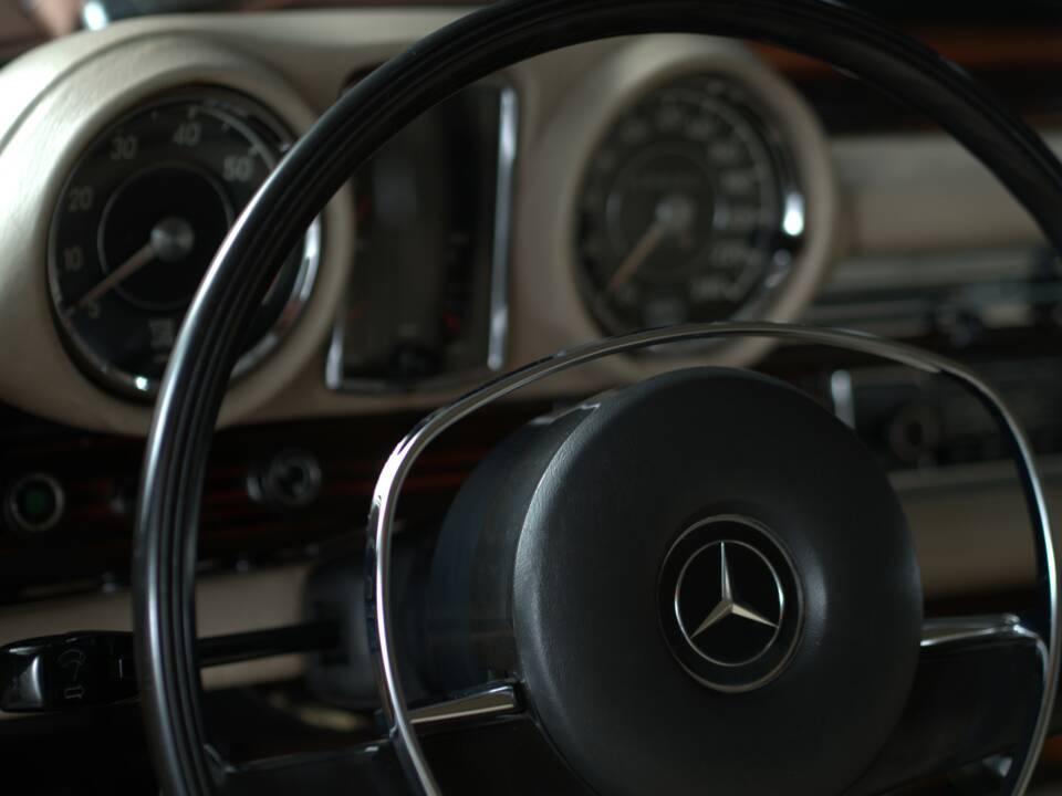 Image 33/57 of Mercedes-Benz 280 SE 3,5 (1971)