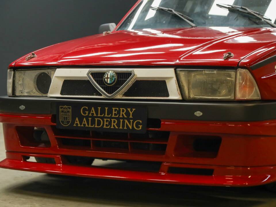 Image 28/50 de Alfa Romeo 75 3.0 V6 QV (1990)