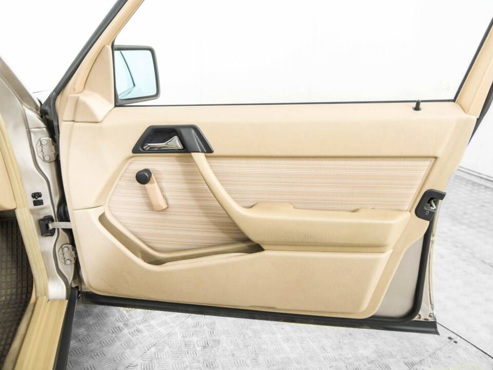 Bild 32/50 von Mercedes-Benz 230 TE (1987)