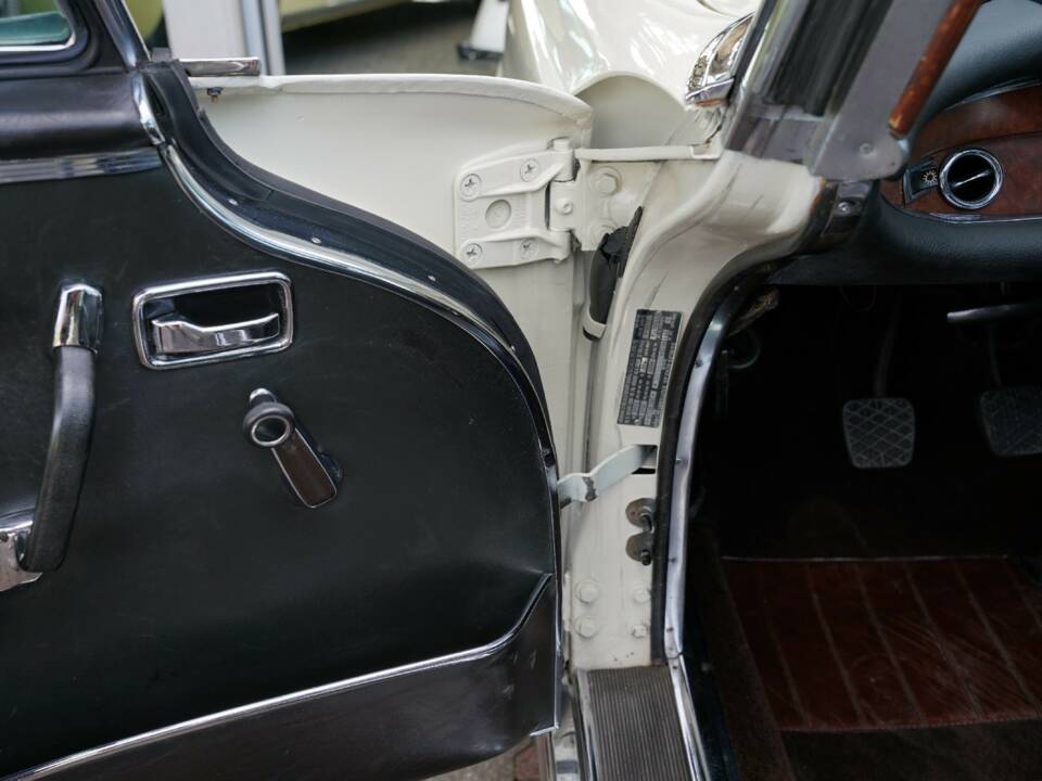Image 36/50 de Mercedes-Benz 280 SE (1968)