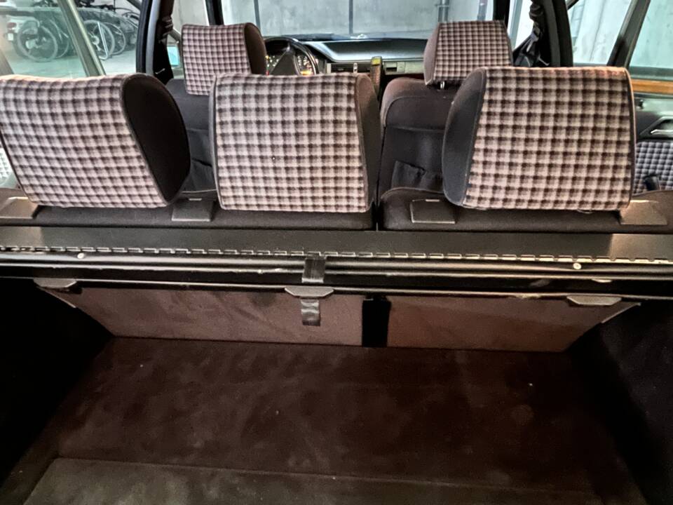 Afbeelding 33/74 van Mercedes-Benz 220 TE (1993)