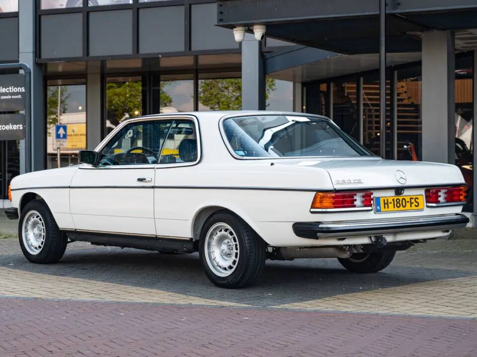 Image 2/62 of Mercedes-Benz 280 CE (1982)