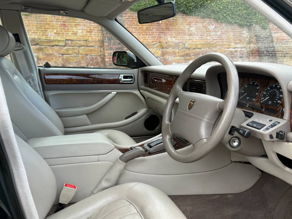 Image 20/31 of Jaguar XJ 6 4.0 Sovereign (1996)