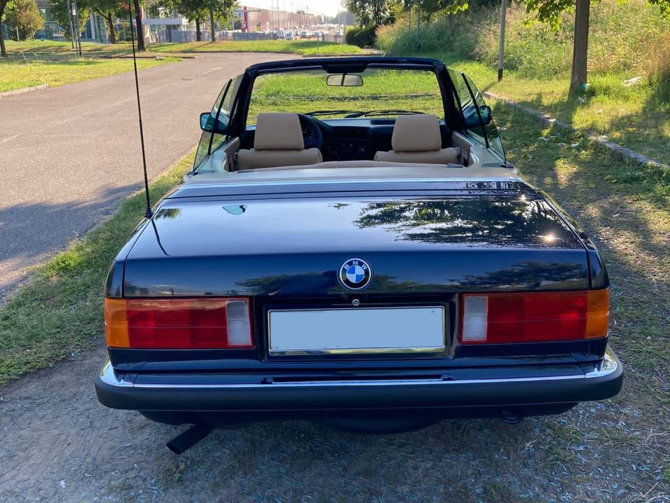 Image 16/23 of BMW 320i (1989)