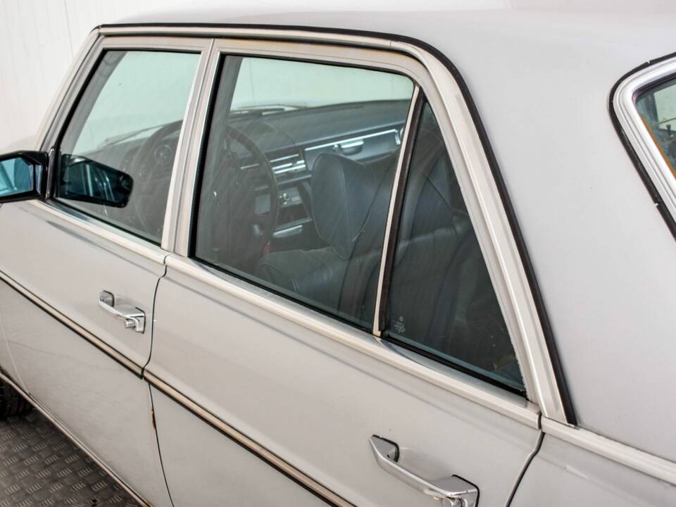 Image 32/50 of Mercedes-Benz 240 D (1976)