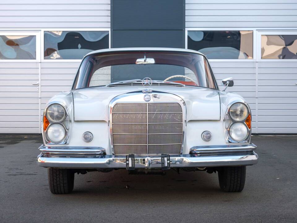Image 2/24 de Mercedes-Benz 220 SE b (1963)