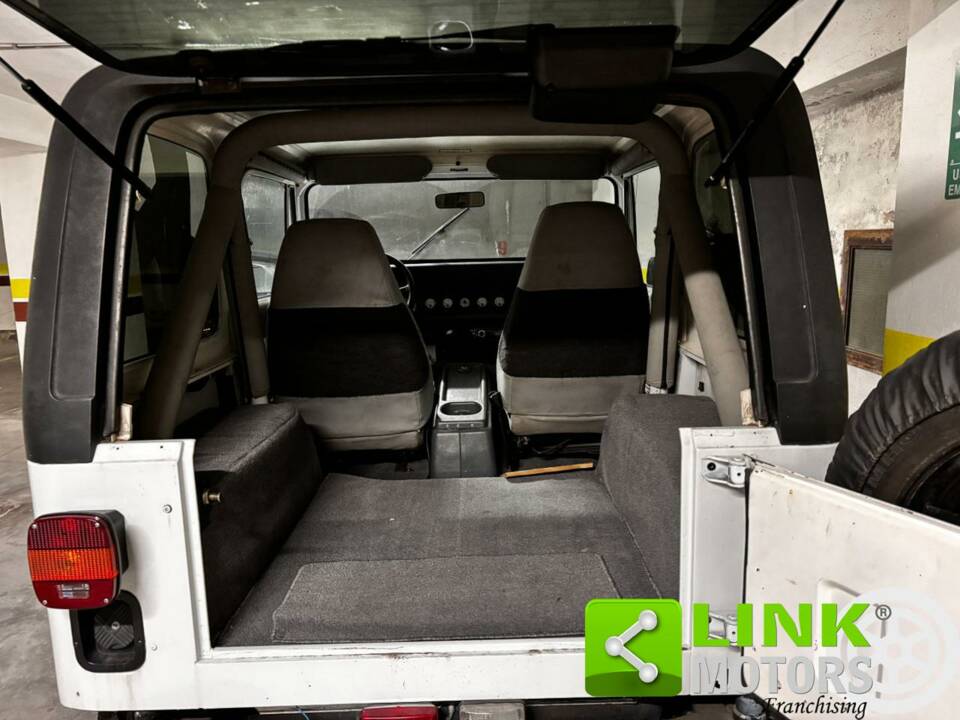 Image 9/10 of Jeep Wrangler 2.5L (1992)