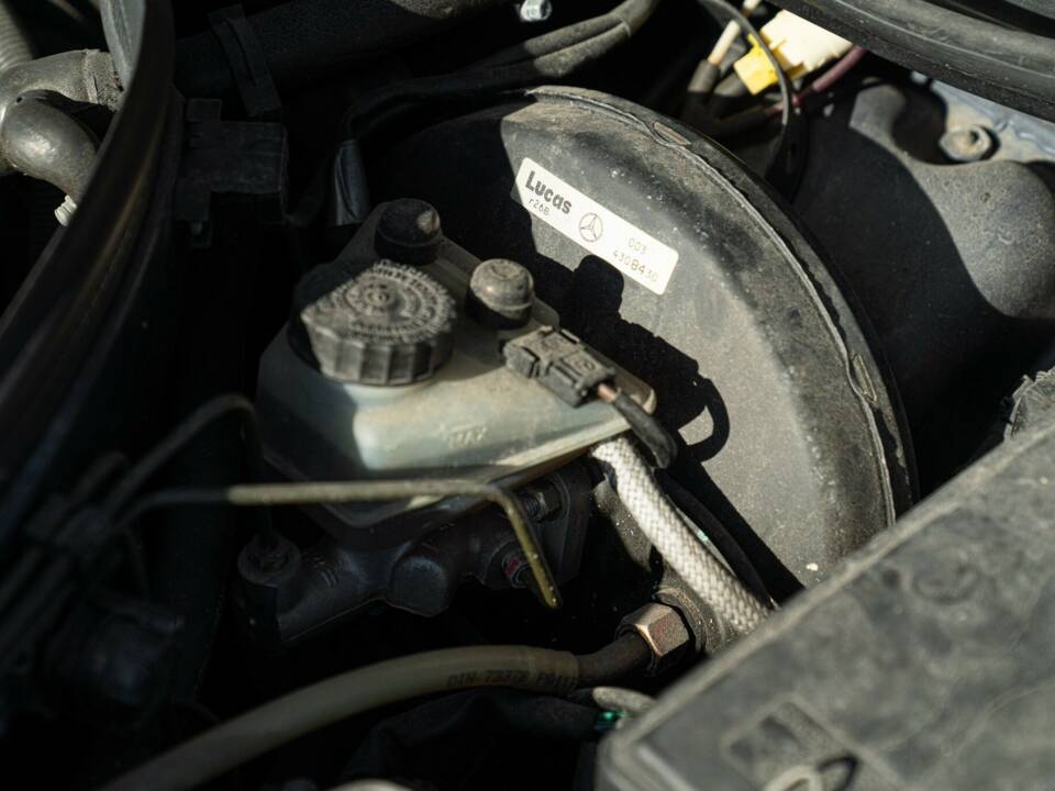 Afbeelding 47/50 van Mercedes-Benz 200 CE (1992)
