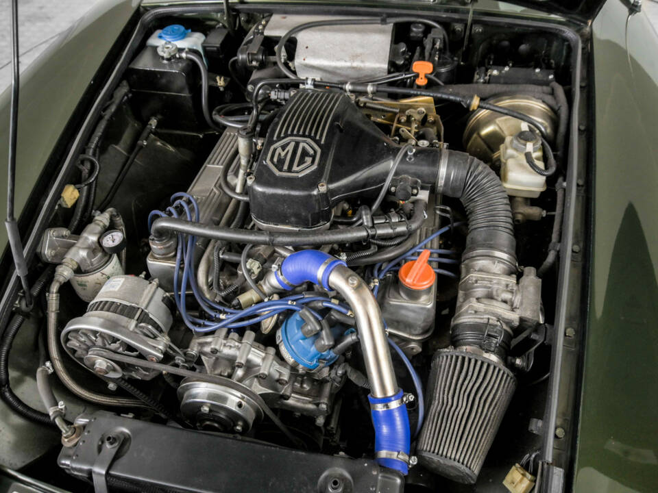 Image 38/50 of MG RV8 (1994)