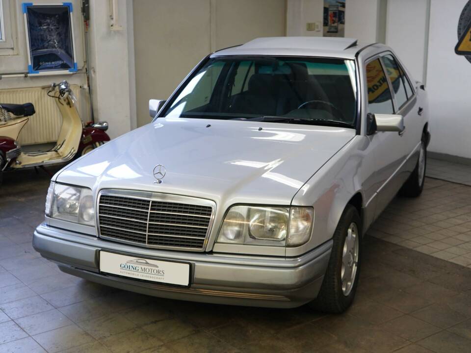 Image 6/33 of Mercedes-Benz E 300 Diesel (1994)