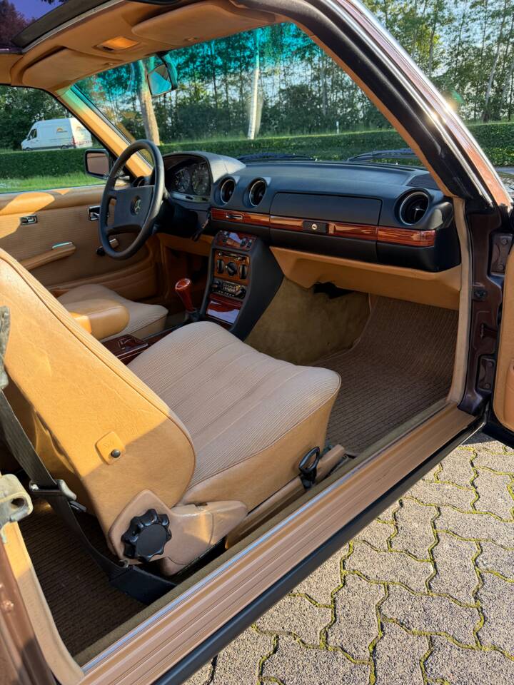 Image 28/31 of Mercedes-Benz 230 CE (1984)