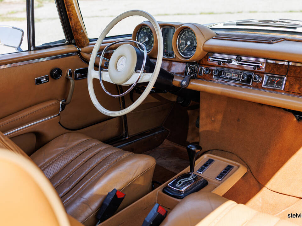Image 28/38 of Mercedes-Benz 280 SE 3,5 (1970)
