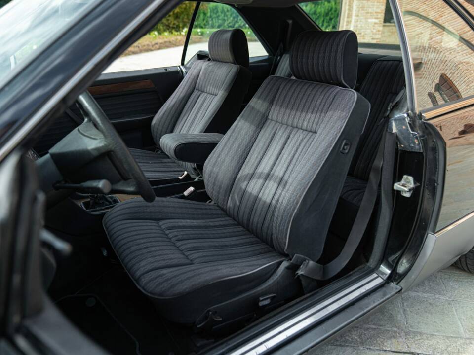 Immagine 25/48 di Mercedes-Benz 200 CE (1990)