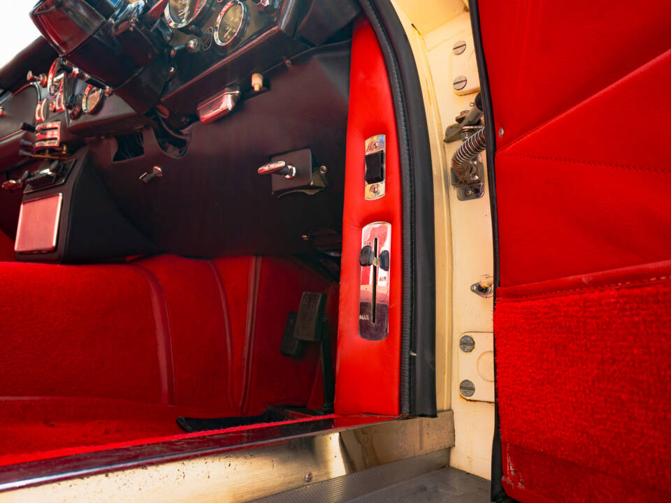 Bild 32/62 von Aston Martin DB 6 Mk II Volante (1970)