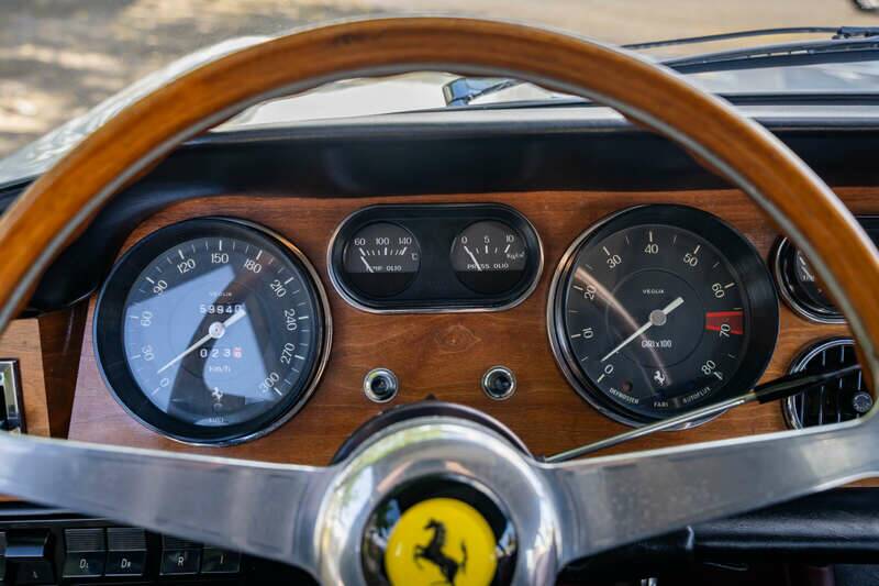 Image 17/49 de Ferrari 330 GT 2+2 (1966)