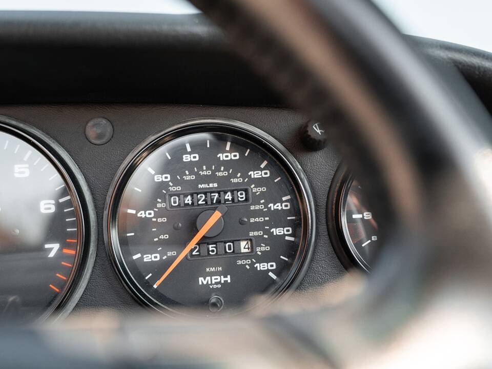 Image 34/48 of Porsche 911 Carrera 4 (1992)