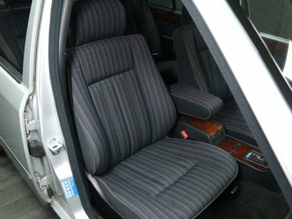 Bild 30/50 von Mercedes-Benz 300 E-24 (1992)