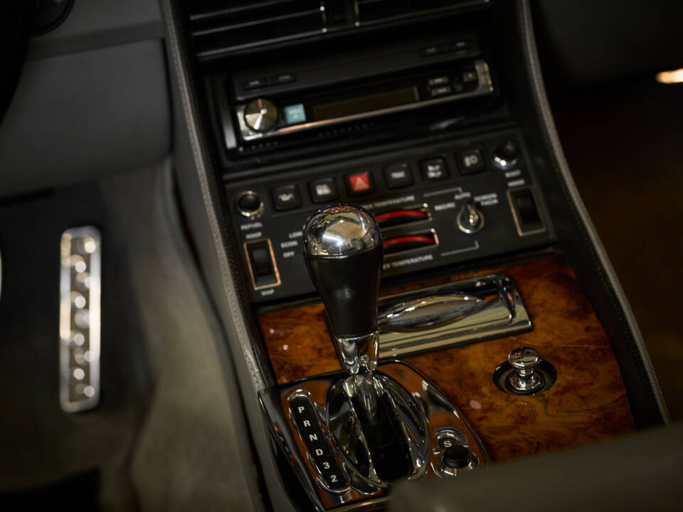Image 40/77 of Bentley Azure (2001)