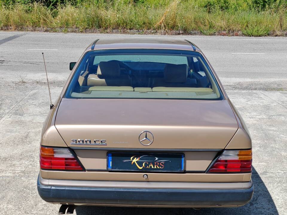 Image 7/42 of Mercedes-Benz 300 CE (1988)