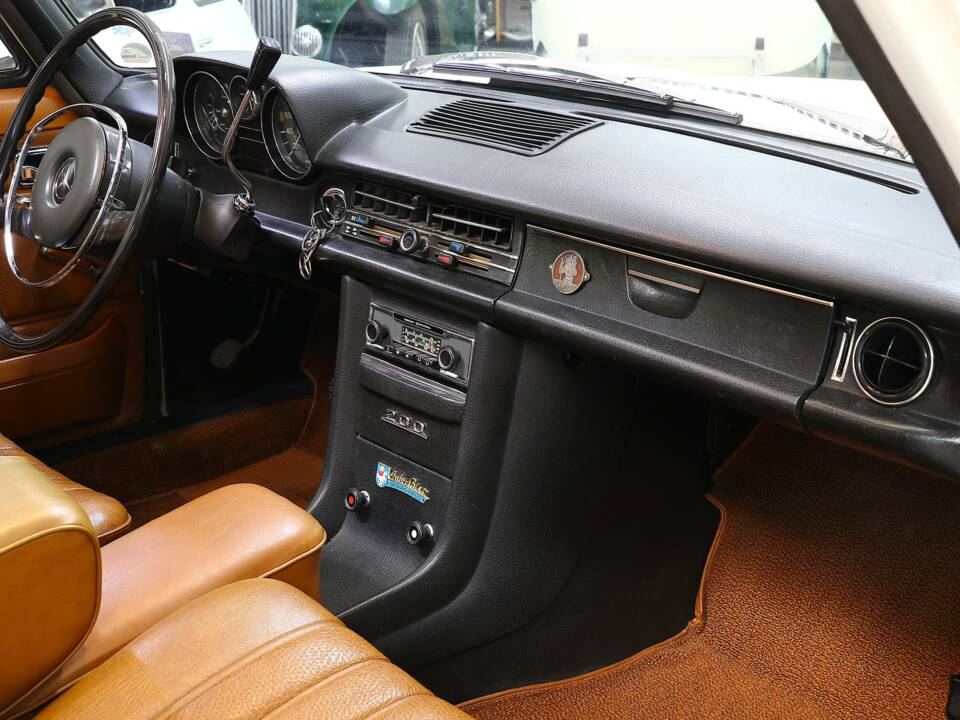 Image 12/15 of Mercedes-Benz 200 (1971)