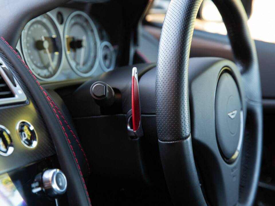 Image 12/50 of Aston Martin DBS (2012)