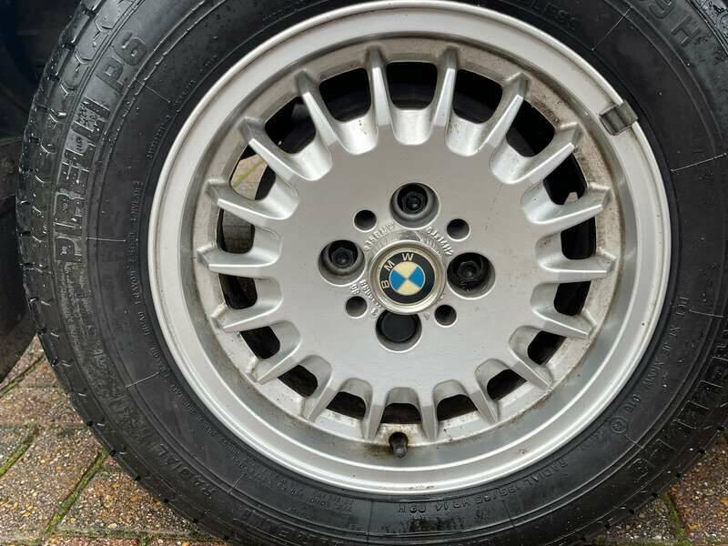 Immagine 39/50 di BMW 320i (1986)