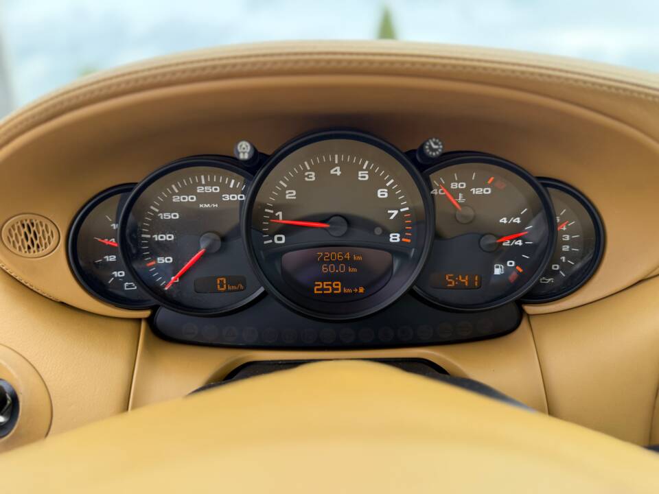 Image 21/42 de Porsche 911 Carrera 4S (2003)