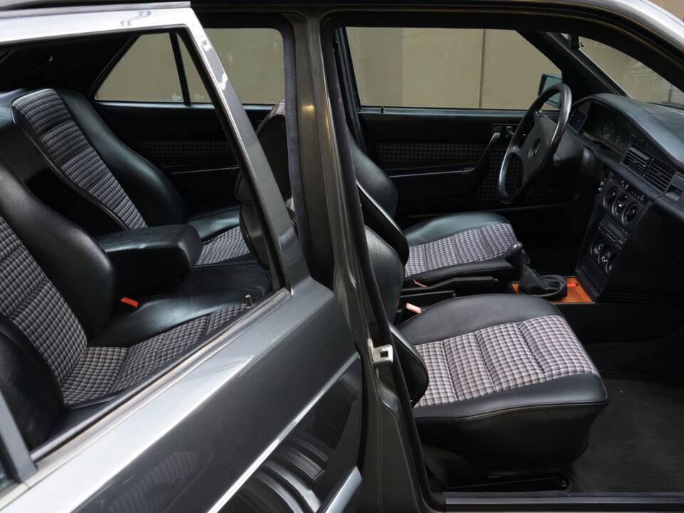Image 39/83 of Mercedes-Benz 190 E 2.3-16 (1984)