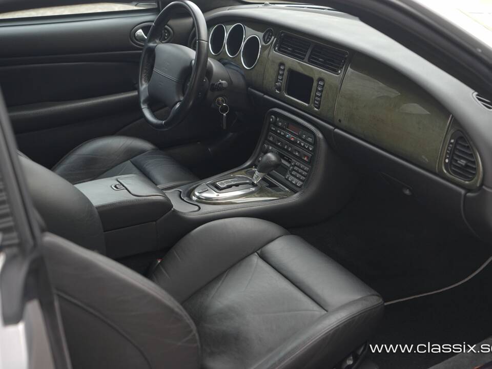 Image 23/29 of Jaguar XKR (2003)