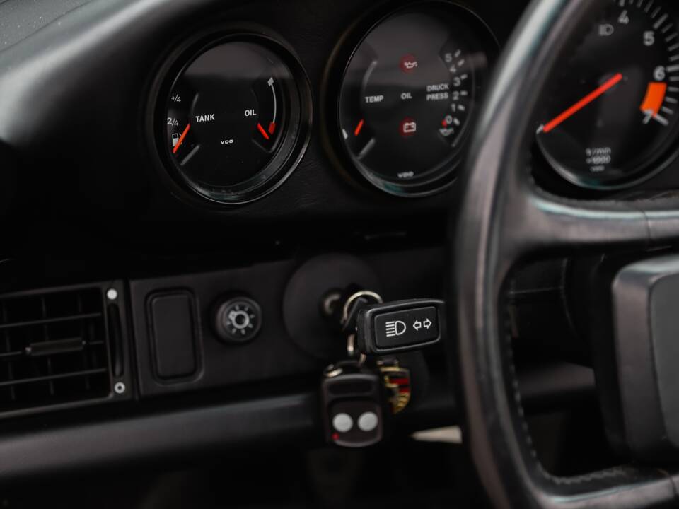 Image 67/108 de Porsche 911 Carrera 3.2 (1989)
