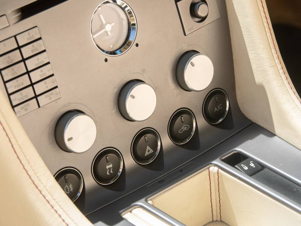 Image 40/52 of Aston Martin DB 9 Volante (2006)