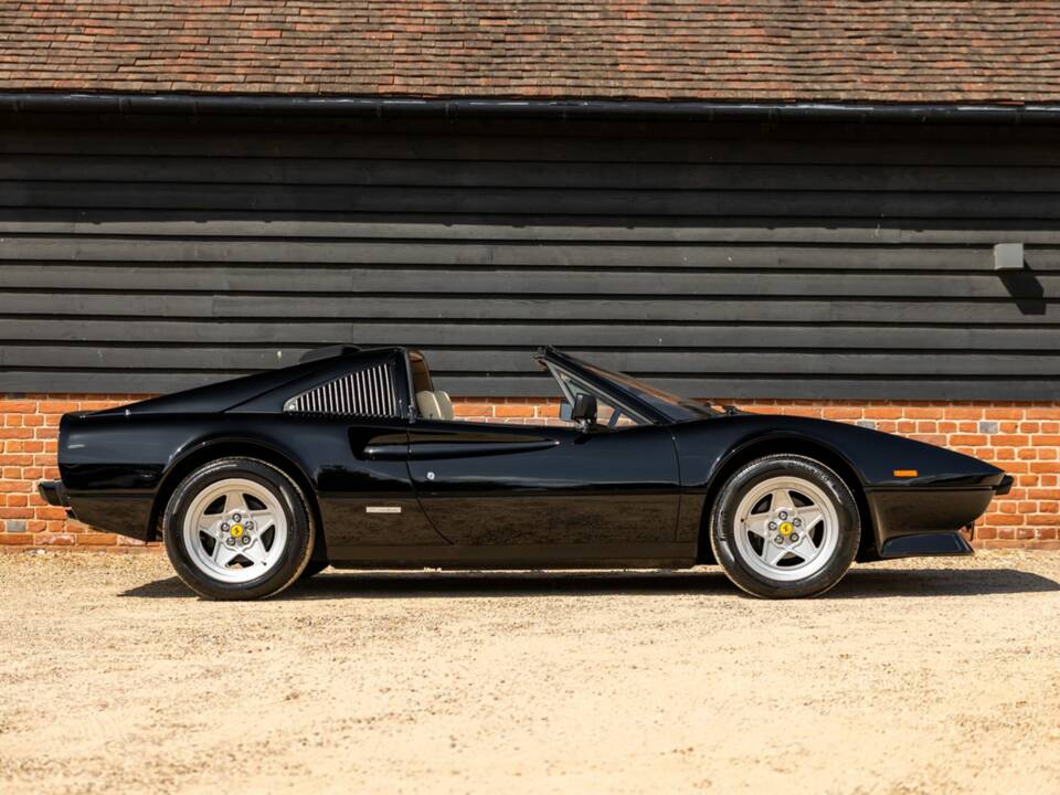 Bild 4/50 von Ferrari 308 GTB Quattrovalvole (1985)