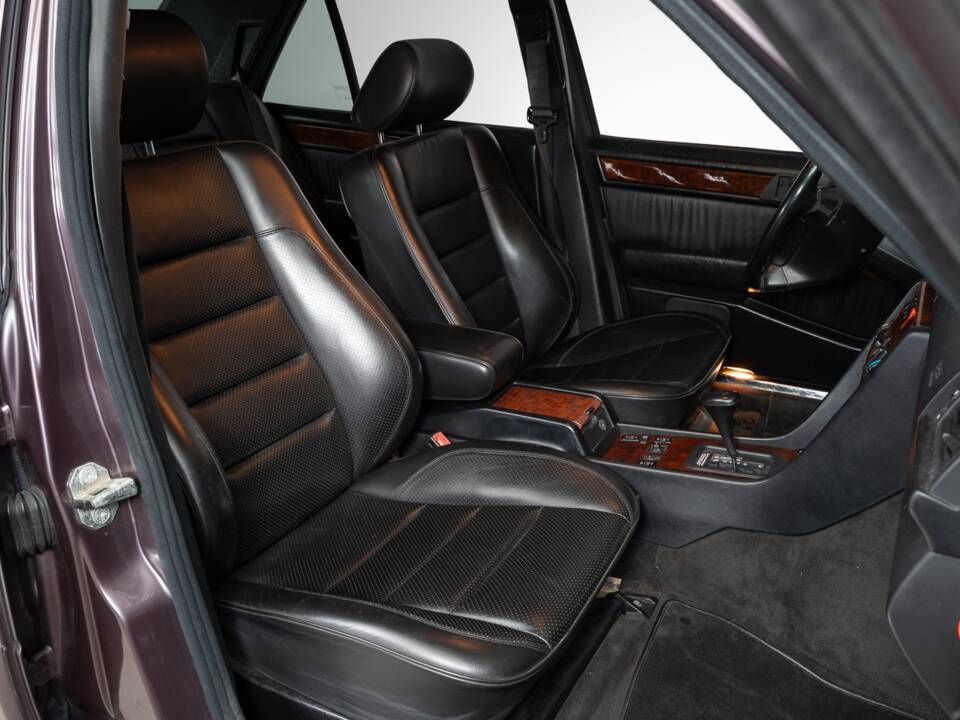 Bild 23/38 von Mercedes-Benz 500 E (1992)