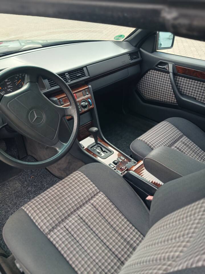 Image 10/29 of Mercedes-Benz E 200 (1995)