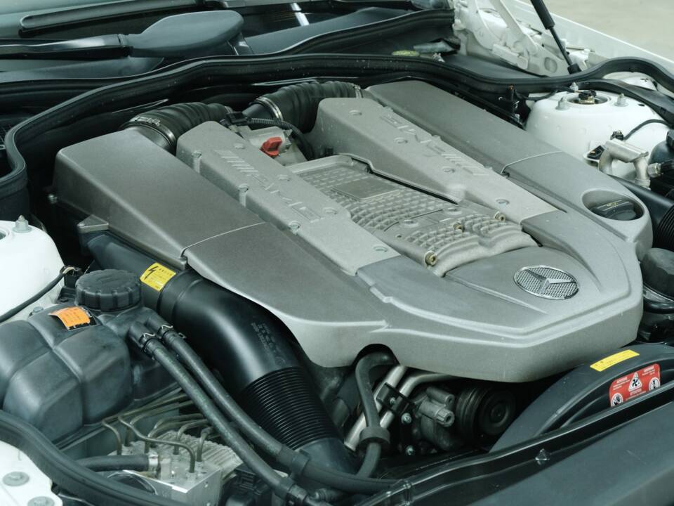 Image 36/50 of Mercedes-Benz SL 55 AMG (2003)