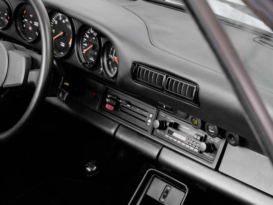 Image 25/46 de Porsche 911 Carrera 3.2 (1984)