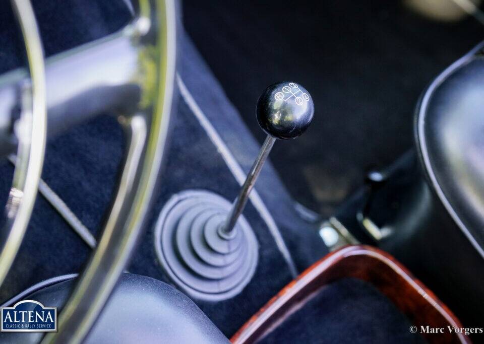 Image 22/52 de Mercedes-Benz 220 SE b (1963)