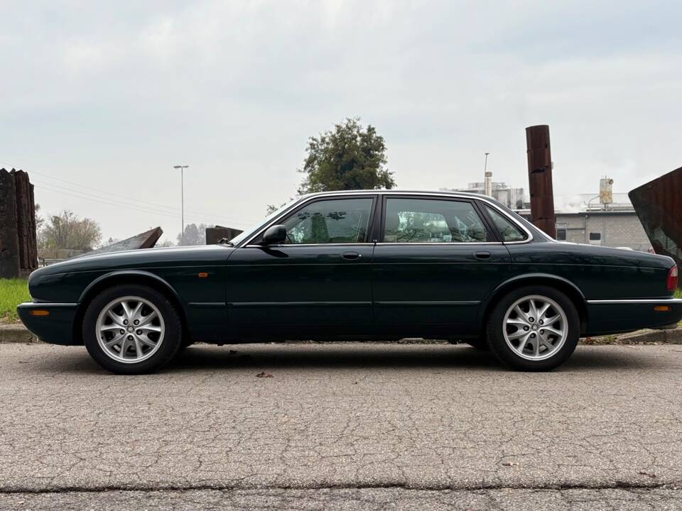 Image 3/14 of Jaguar XJ 8 Executive (1998)