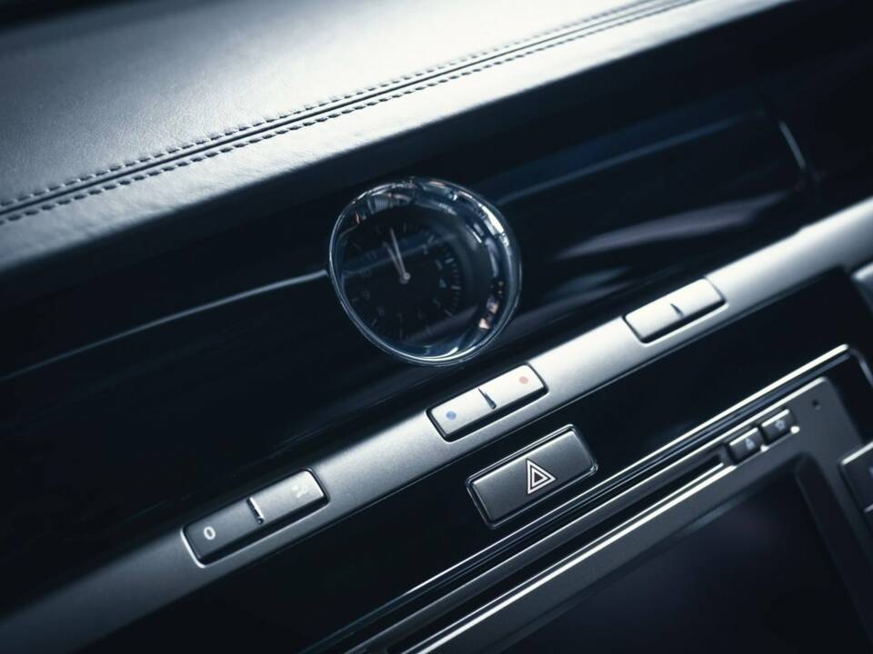 Image 12/15 of Volkswagen Phaeton W12 (2010)