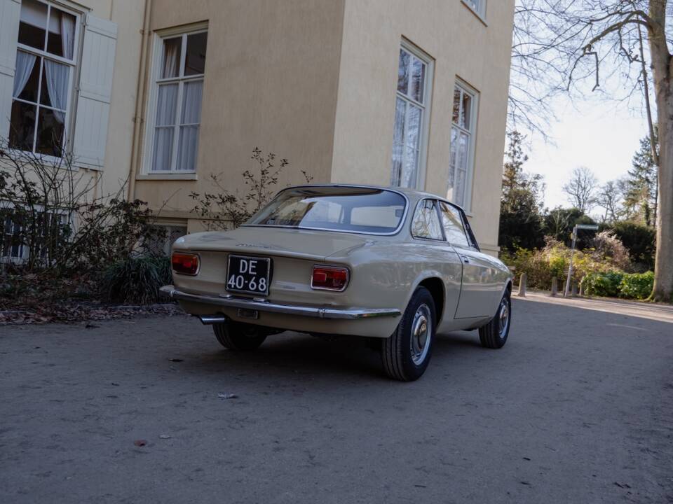 Image 13/54 of Alfa Romeo Giulia GT 1300 Junior (1972)
