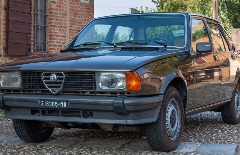 Image 1/12 de Alfa Romeo Giulietta 1.6 (1980)