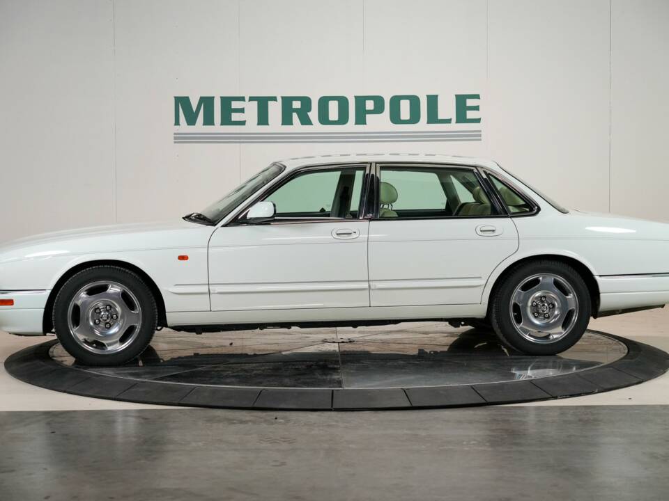 Image 13/50 of Jaguar XJR 4.0 (1995)