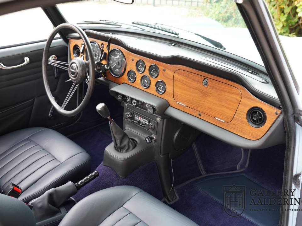 Image 23/50 of Triumph TR 250 (1968)