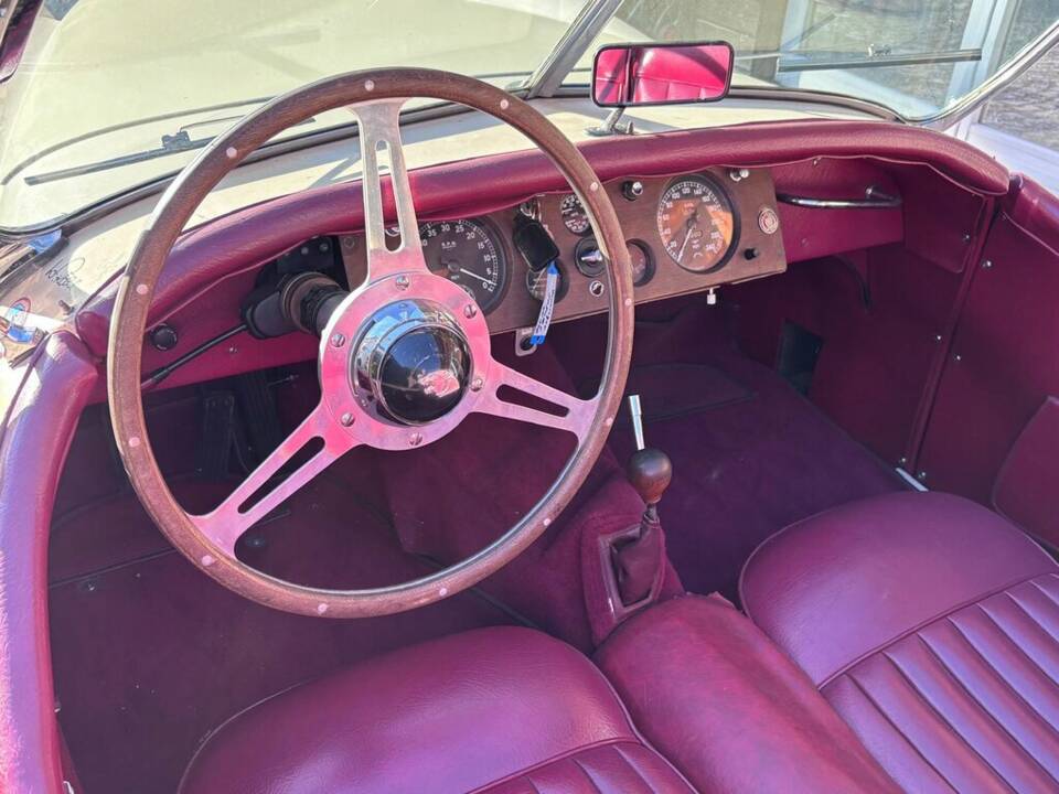 Image 2/8 of Jaguar XK 120 OTS (1952)